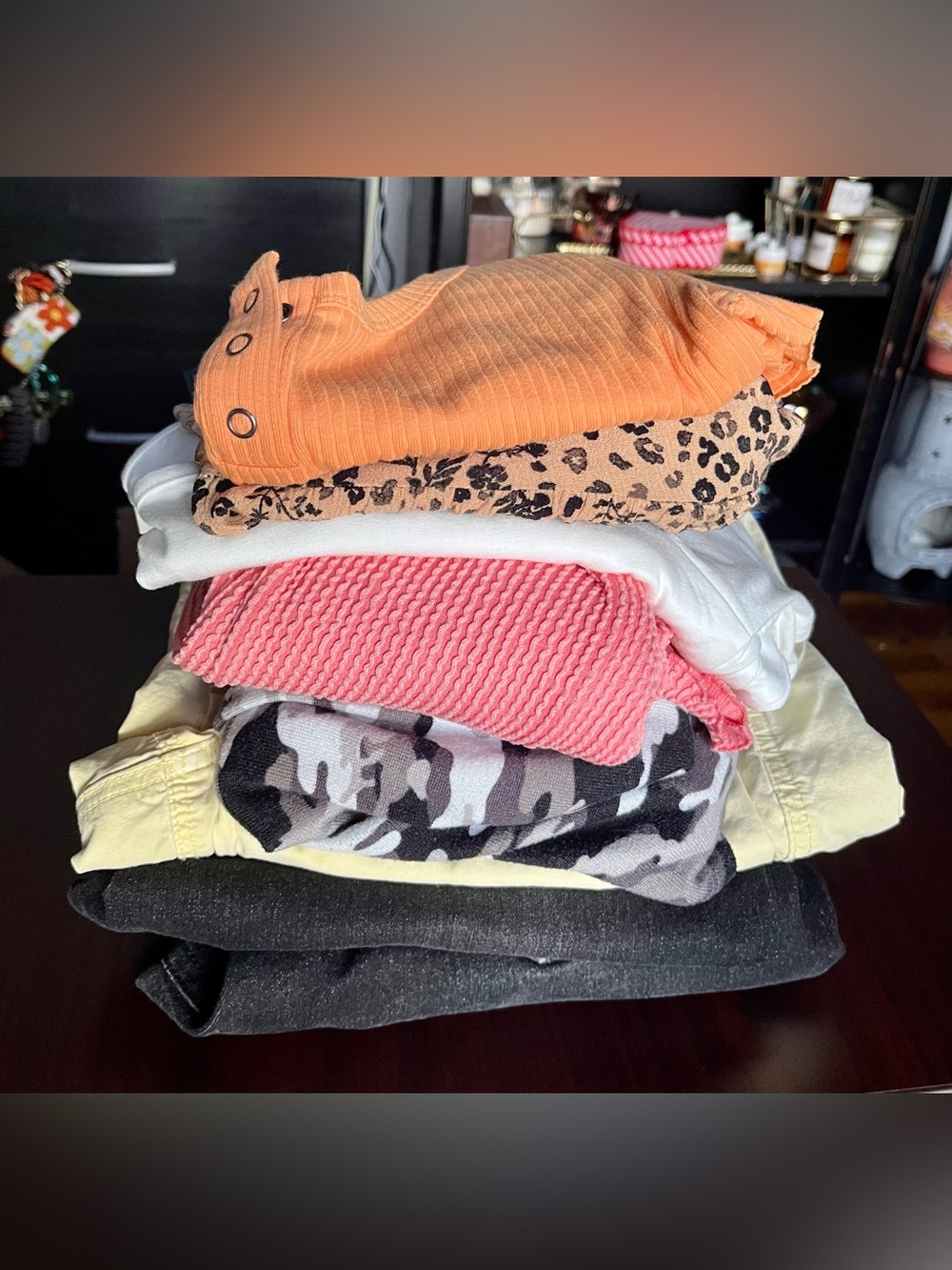 8 PC BUNDLE - Medium - 3 Pants & 5 Tops!